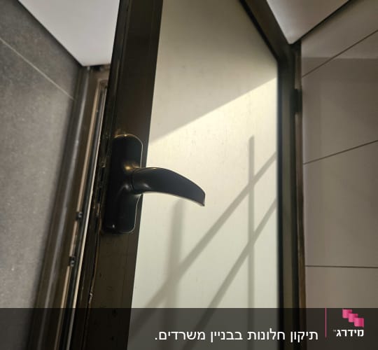 דלת עם ידית פתוחה, אור וצללים